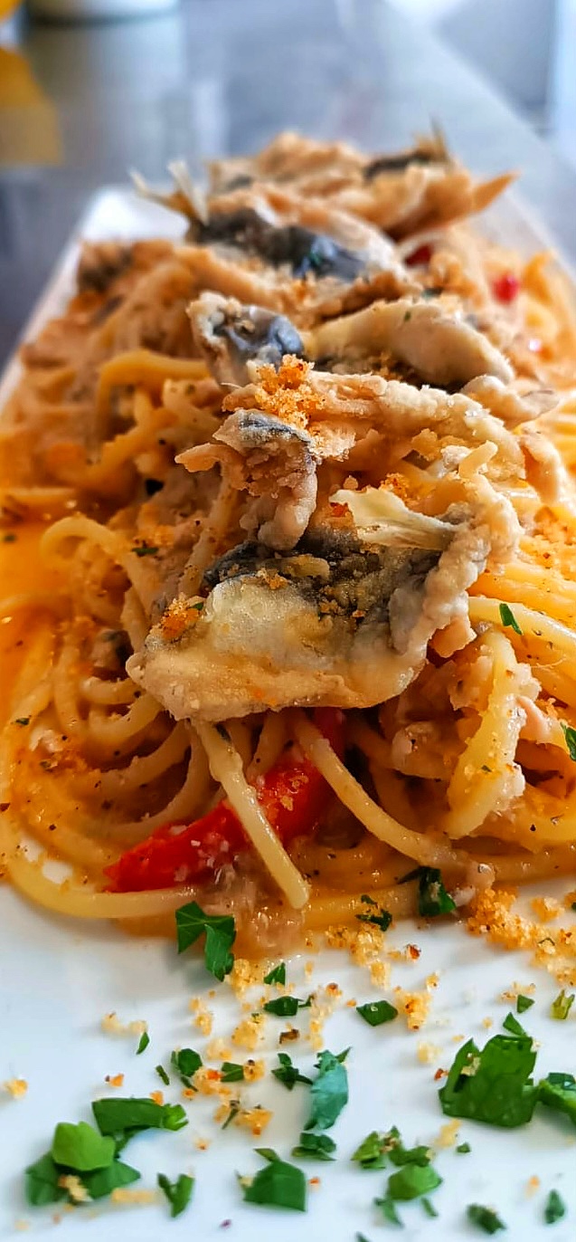 Primo piatto di pasta fresca al pesce